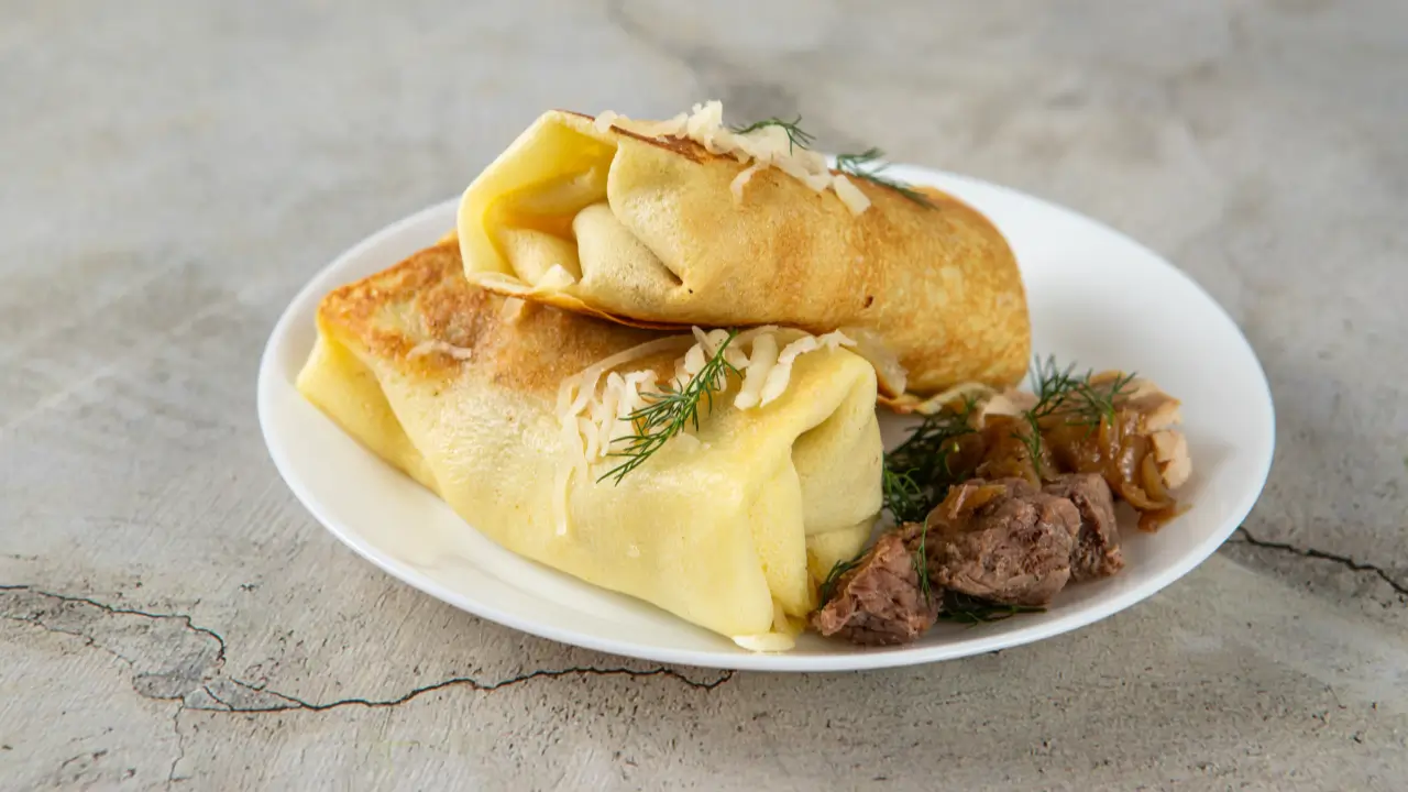 Crepes arrotolate con manzo, formaggio e cipolla
