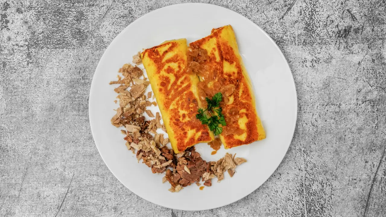 Crepes arrotolate con maiale, manzo e cipolla