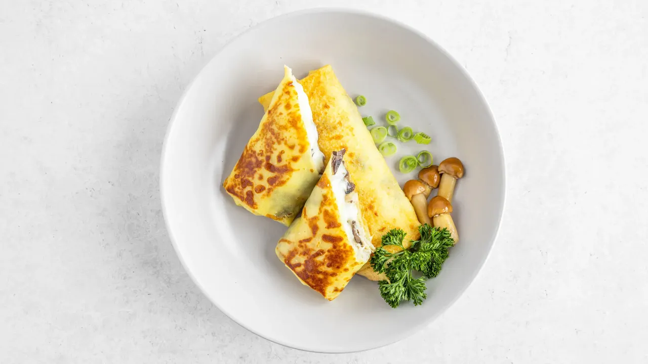 Crepes arrotolate con pollo, formaggio e funghi