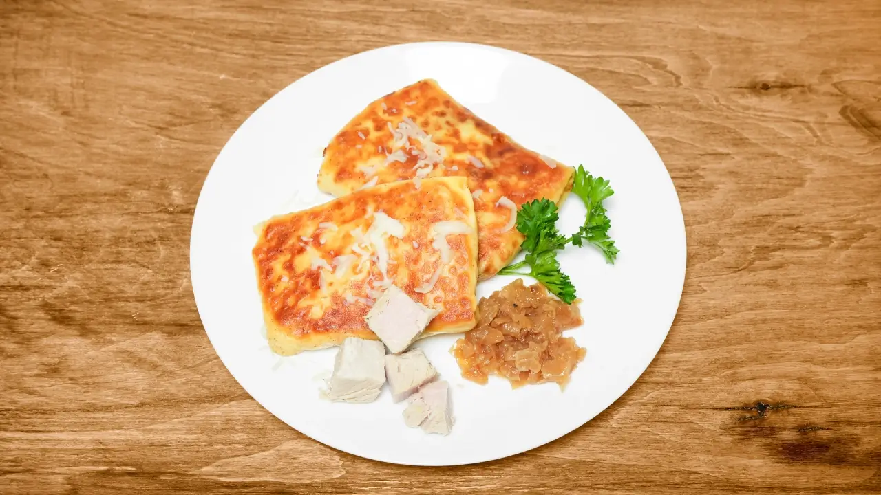 Pfannkuchenrollen mit Schweinefleisch, Käse und Zwiebeln