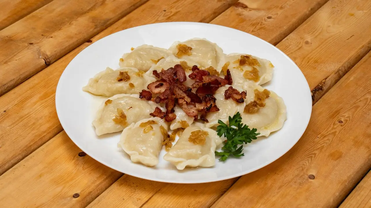 Varenyky (Pierogi) mit Kartoffeln und Zwiebeln